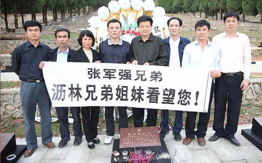 10年清明節(jié)，陳橋頓在瀝林組織曾參加對(duì)越自衛(wèi)反擊戰(zhàn)的退伍老兵、烈士家屬到廣西靖西烈士陵園掃墓