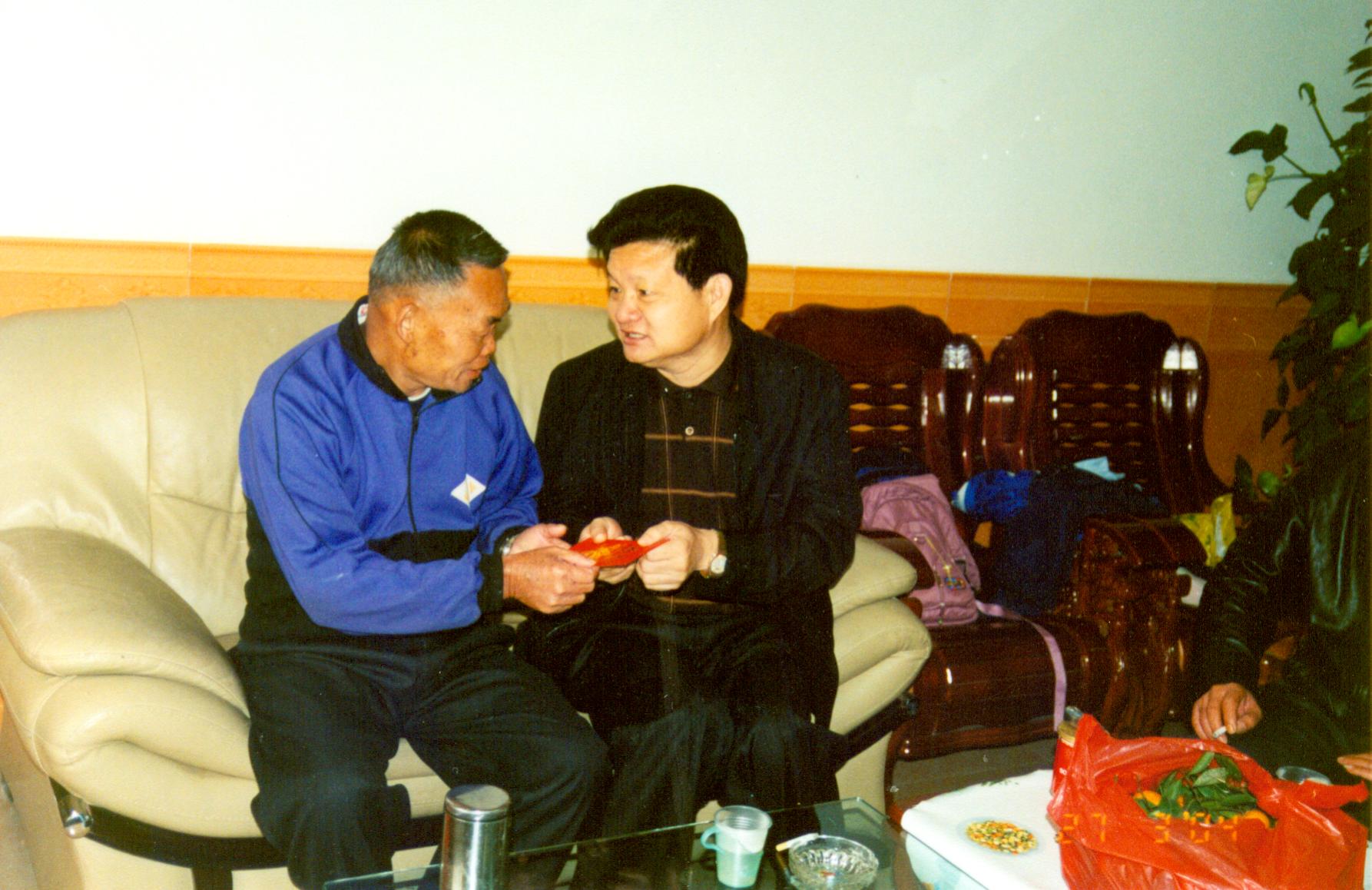 2004年全國(guó)愛(ài)國(guó)擁軍模范、廣東省橋勝集團(tuán)董事長(zhǎng)陳橋頓慰問(wèn)各軍烈屬