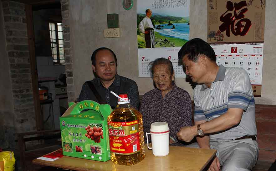 14年，陳橋頓先生看望軍烈屬并送上禮品和慰問(wèn)金