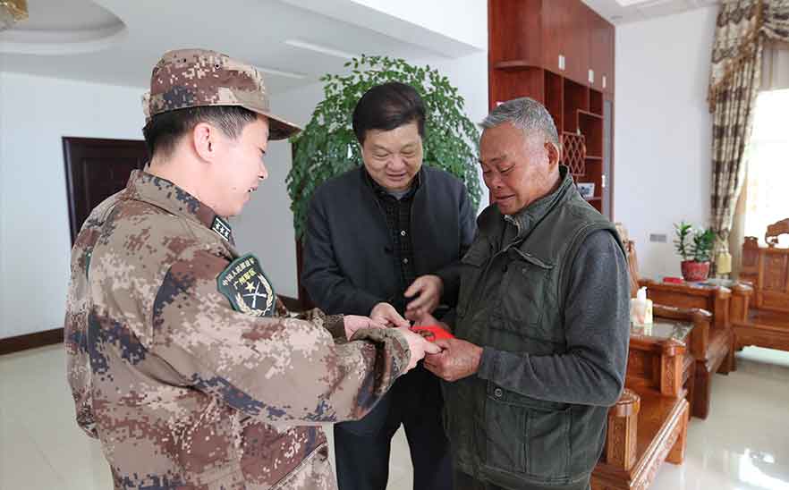 15年，陳橋頓先生與部隊(duì)同去看望軍烈屬?gòu)堖\(yùn)興
