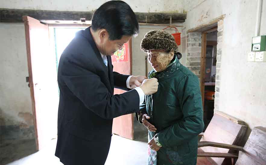 12年董事長(zhǎng)陳橋頓先生買(mǎi)上新衣服看望軍烈屬