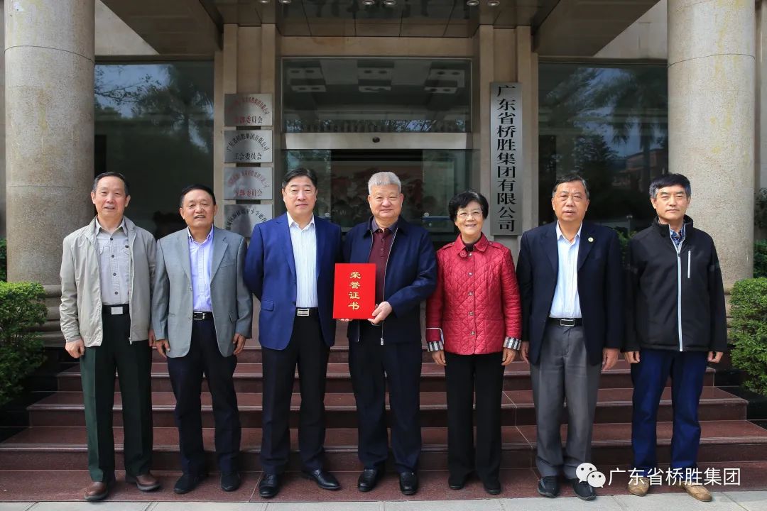 省愛促會特邀原廣州軍區(qū)空軍副參謀長岳喜翠將軍和中共惠州市委常委、組織部長沈亦軍同志等，上門為陳橋頓頒發(fā)抗擊疫情先進(jìn)個人榮譽(yù)證書 