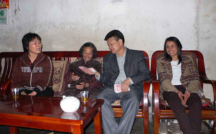 2007年橋勝集團(tuán)董事長(zhǎng)陳橋頓先生為烈屬?gòu)埿骆?、張巖好送慰問(wèn)金