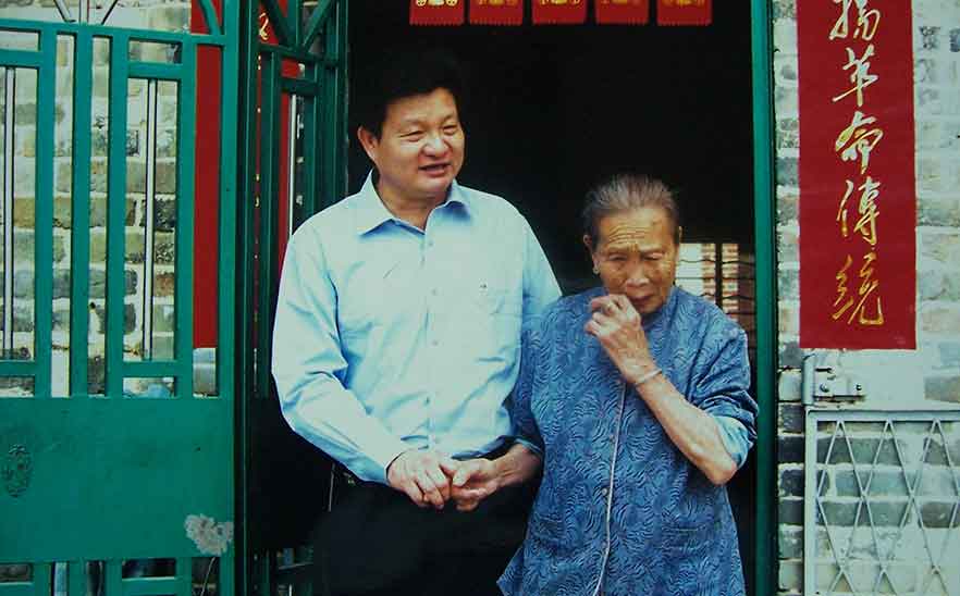 愛(ài)灑人間——2006年橋勝集團(tuán)董事長(zhǎng)陳橋頓先生看望烈屬?gòu)埿骆?、張巖好